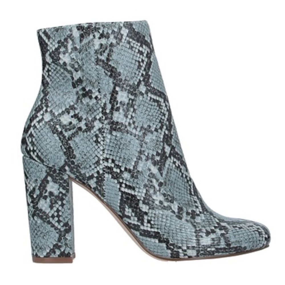 **HOST PICK!** Steve Madden Boots Pixie Blue Snake Python ankle bootie 8 NWT